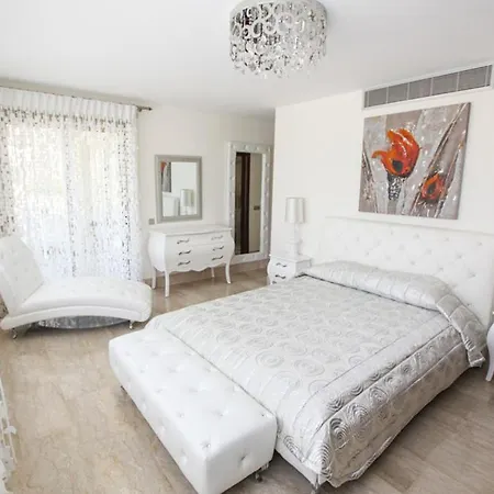 Sleeps 8 With Pool And Air Con