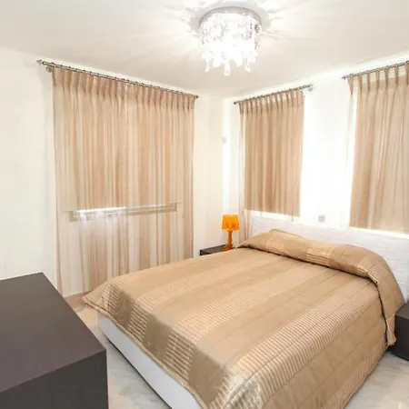 Sleeps 8 With Pool And Air Con