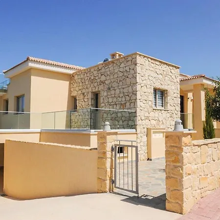 Sleeps 8 With Pool And Air Con *