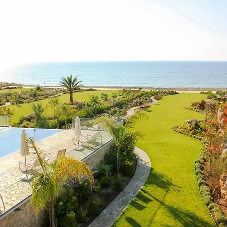 Villa Sleeps 8 With Pool And Air Con