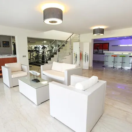 Sleeps 8 With Pool And Air Con Mavroli