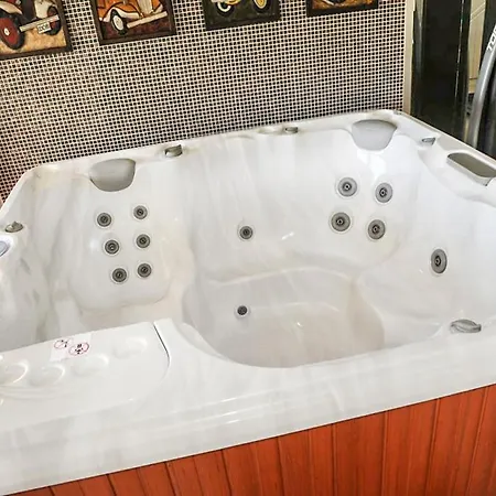 Villa Sleeps 8 With Pool And Air Con