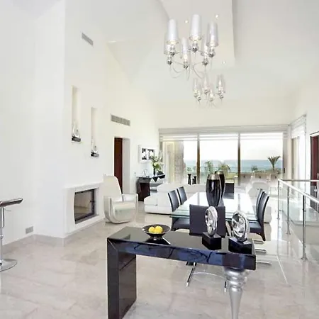 Villa Sleeps 8 With Pool And Air Con Mavroli