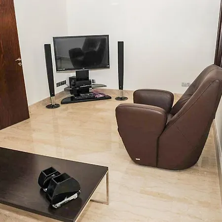 Sleeps 8 With Pool And Air Con